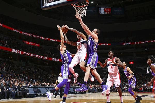 两千斤野公牛秀肌肉，附近雄狮想饱餐一顿，3头雄狮都不是对手