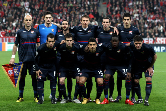 油管主播坐12小时飞机将《宝可梦》卡带送还原主人