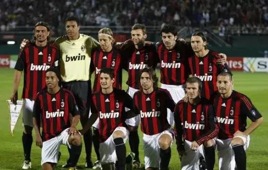 库里30岁后依然维持巅峰状态：多项数据超越乔丹，近8场均砍近30分